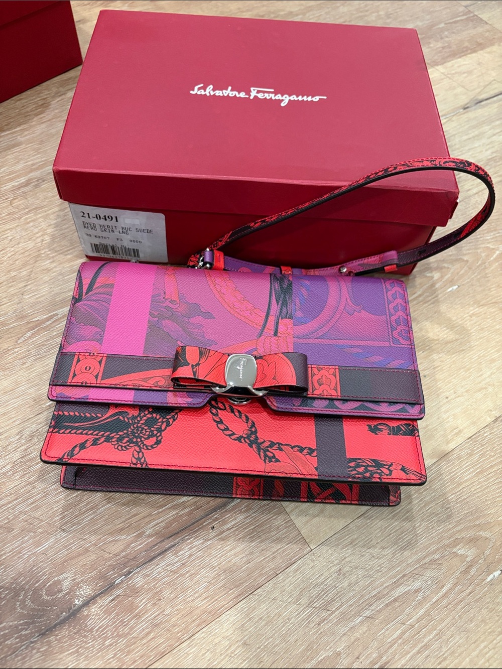 Salvatore Ferragamo Printed Vara Bow Shoulder Bag - Red & Pink